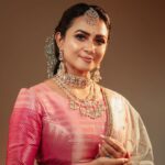 Janani Ashok Kumar Instagram – 🌈 🦋 🤍🌱💯
–

Team:
@vijiknr 
@sangiknr 
@saathvikas_designer_studio 
@bronzerbridaljewellery 
@bronzerlensnlashes 
@zerogravityphotography 
@zerogravity.fashion Chennai, India