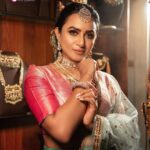 Janani Ashok Kumar Instagram – 🌈 🦋 🤍🌱💯
–

Team:
@vijiknr 
@sangiknr 
@saathvikas_designer_studio 
@bronzerbridaljewellery 
@bronzerlensnlashes 
@zerogravityphotography 
@zerogravity.fashion Chennai, India