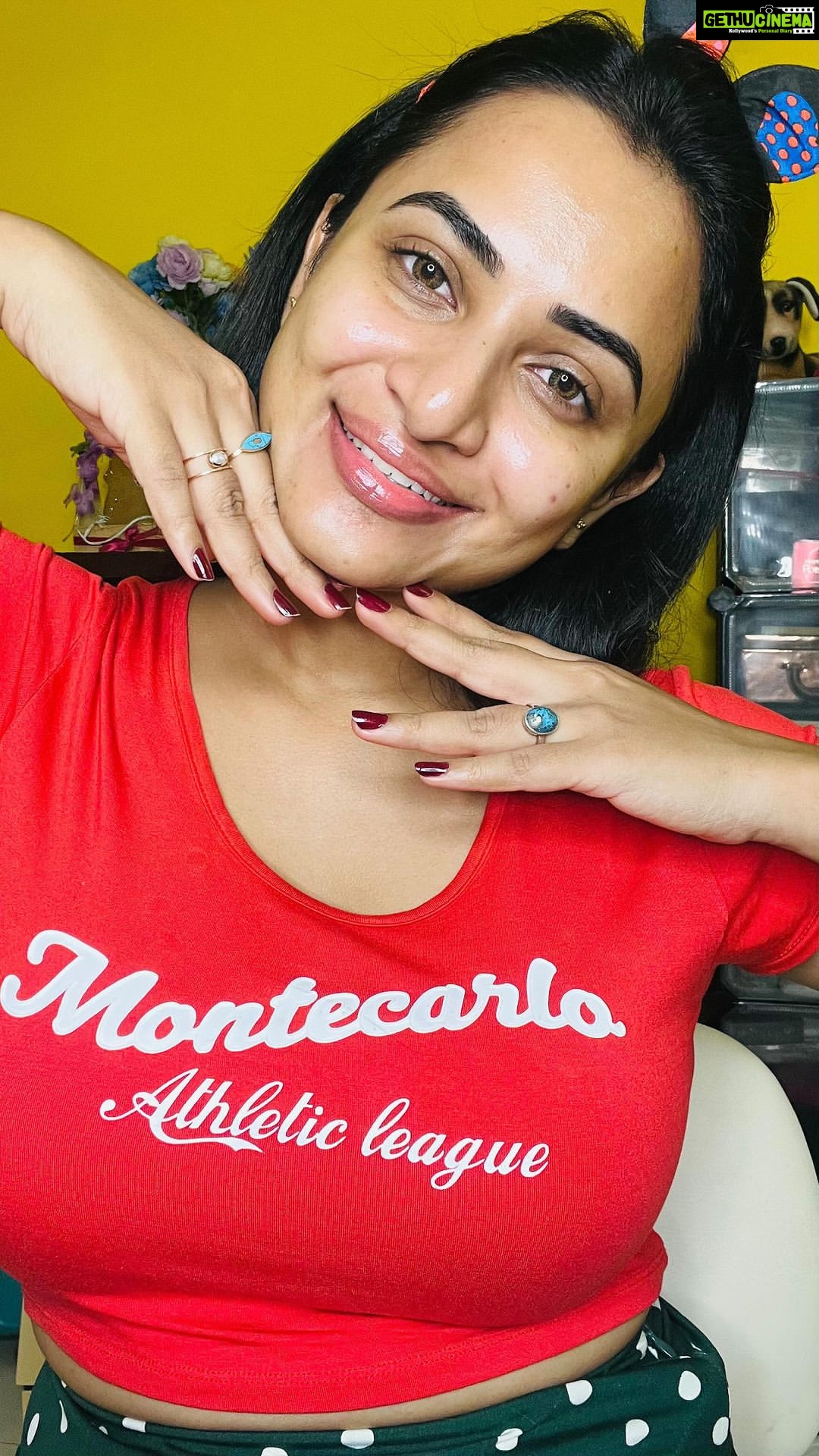 Janani Ashok Kumar Instagram - My updated Skincare Routine @thefaceshop.official - Rice water bright oil cleanser @kiehlsindia - Cucumber Herbal Conditioning Cleanser @caudalie - Face Mist @lorealparis - HA 1.5% & HA 2.5% Under eye serum @plumgoodness - 10% Niacinamide @elfcosmetics - Ride or Die Lip balm “Boss Berry” @clinique - Moisture surge Chennai, India