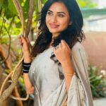 Janani Ashok Kumar Instagram – The most underrated & precious thing is time, none of us know how much we’ve left..! So live like there’s no tomorrow. Appreciate everything, don’t leave things for later. It’s always now or never 💯🌸💫✨
–
Wearing: @onlinegits 
Bangles: @methurna_collections 
📸: #mommydearest @santhanalakshmiashok Chennai, India