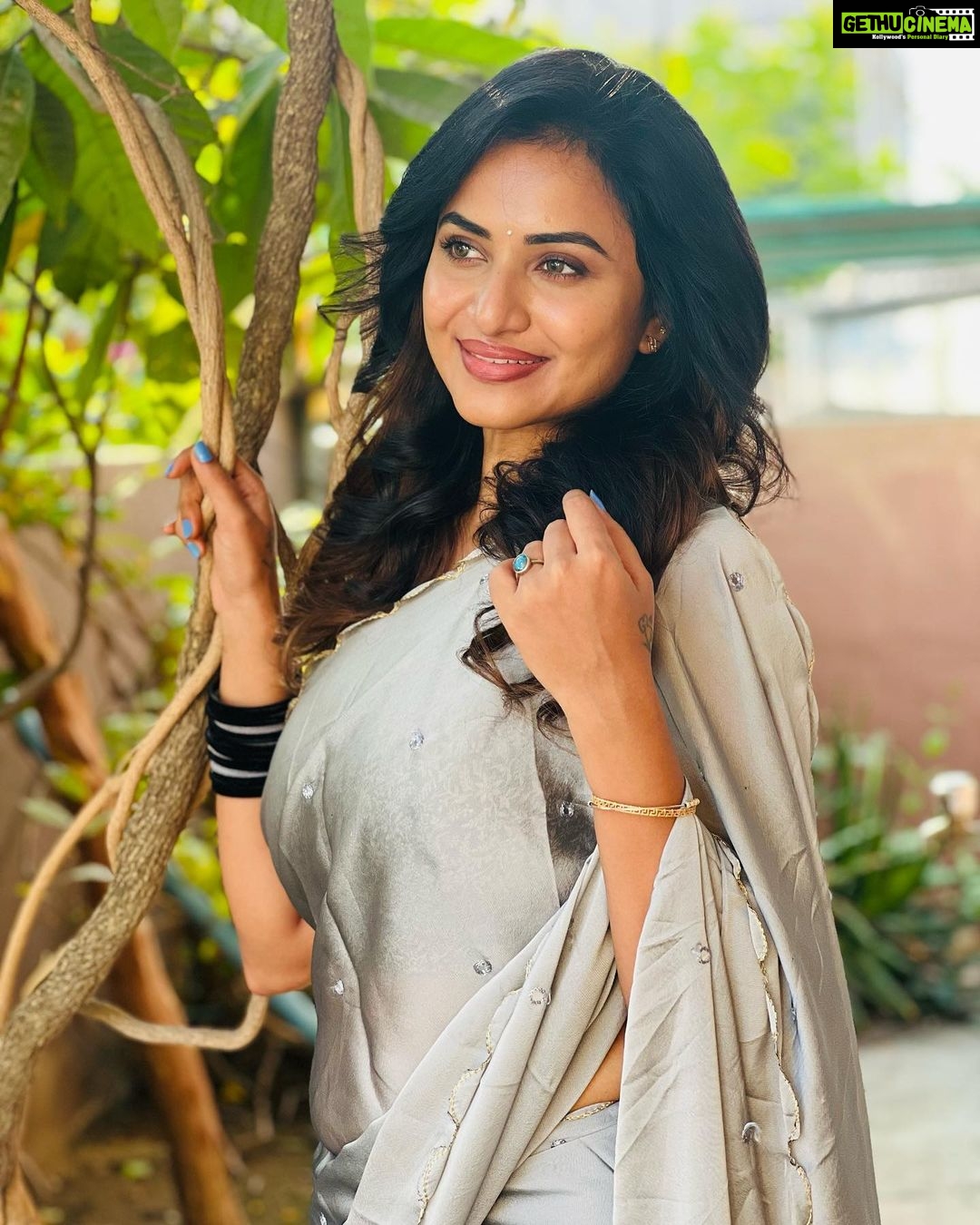 Janani Ashok Kumar Instagram - The most underrated & precious thing is time, none of us know how much we’ve left..! So live like there’s no tomorrow. Appreciate everything, don’t leave things for later. It’s always now or never 💯🌸💫✨ - Wearing: @onlinegits Bangles: @methurna_collections 📸: #mommydearest @santhanalakshmiashok Chennai, India