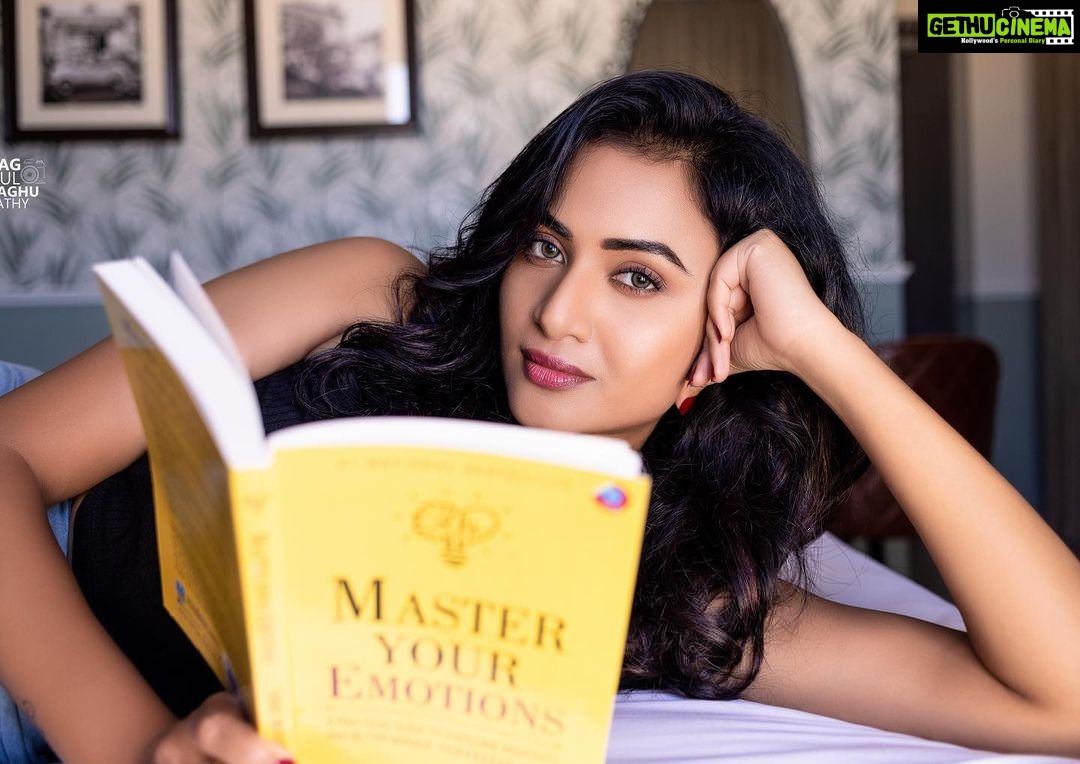Janani Ashok Kumar Instagram - In order to feel the light we should be in darkness sometimes..! - 📸: @raghul_raghupathy Retouch: @retouch_by_gokul Styling: #myself Pondicherry - பாண்டிச்சேரி