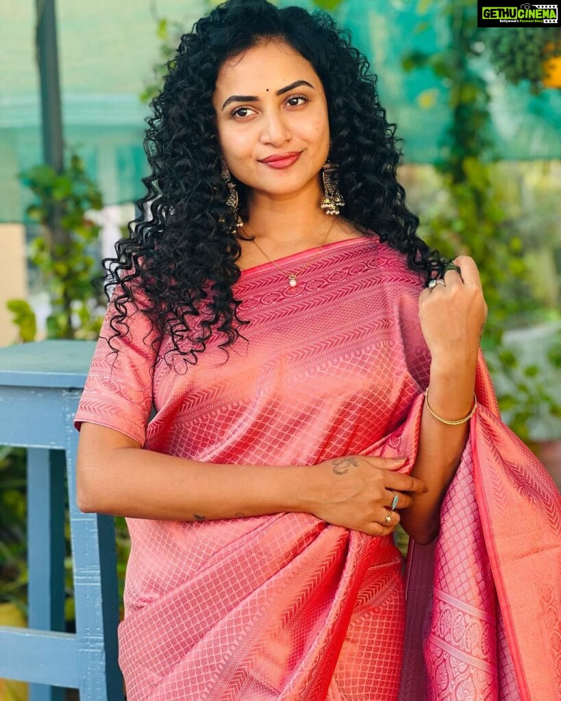 Janani Ashok Kumar Instagram - #notetoself : Sometimes the best way to be happy is to learn to let go of things/people you tried hard to hold on to that are no longer good for you 💫✨💯🙌🏼 - Saree: @dheera_designers Blouse: @santhanalakshmiashok (📸) Chennai, India