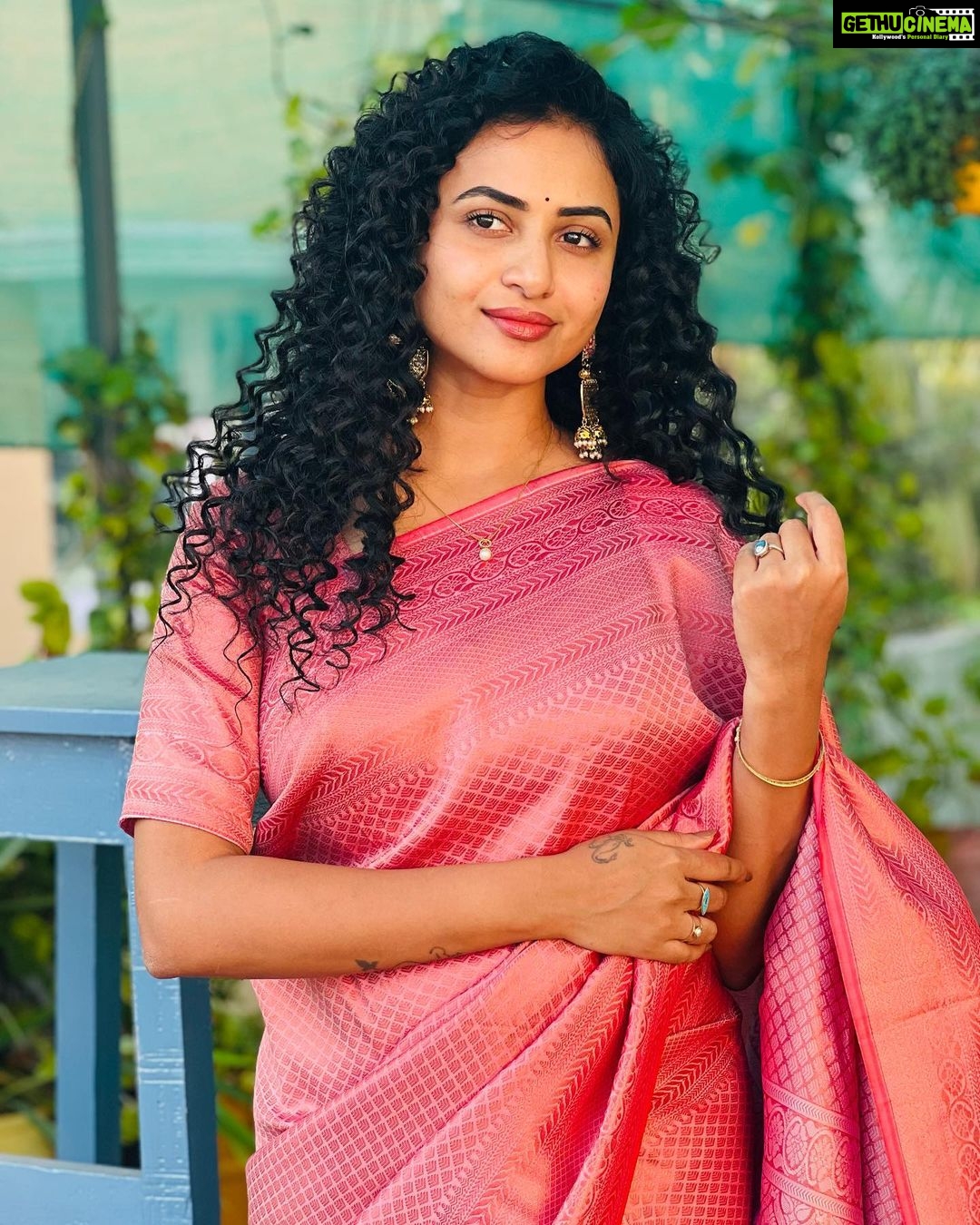 Janani Ashok Kumar Instagram - #notetoself : Sometimes the best way to be happy is to learn to let go of things/people you tried hard to hold on to that are no longer good for you 💫✨💯🙌🏼 - Saree: @dheera_designers Blouse: @santhanalakshmiashok (📸) Chennai, India