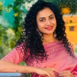 Janani Ashok Kumar Instagram – #notetoself :
Sometimes the best way to be happy is to learn to let go of things/people you tried hard to hold on to that are no longer good for you 💫✨💯🙌🏼
–
Saree: @dheera_designers 
Blouse: @santhanalakshmiashok (📸) Chennai, India