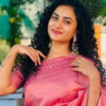 Janani Ashok Kumar Instagram – #notetoself :
Sometimes the best way to be happy is to learn to let go of things/people you tried hard to hold on to that are no longer good for you 💫✨💯🙌🏼
–
Saree: @dheera_designers 
Blouse: @santhanalakshmiashok (📸) Chennai, India