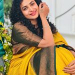 Janani Ashok Kumar Instagram - என் தீரா காதலே…! நிரந்தரம் இல்லை என்று தெரிந்தே நாம் இனைந்து ஒரு நிழற்படம் கூட எடுக்கவில்லை, ஒரு வேளை இனைந்திருந்தால் நம் இருவரையும் இனைக்கும் அந்த தருணத்தை ஓவியமாகவே வரைந்திருப்பேன், பிரிந்ததாலோ என்னவோ காவியமானோம்…! - #ஜனனி Saree: @chettinad_sarees Blouse: @alangaarambychettinad_sarees Chennai, India