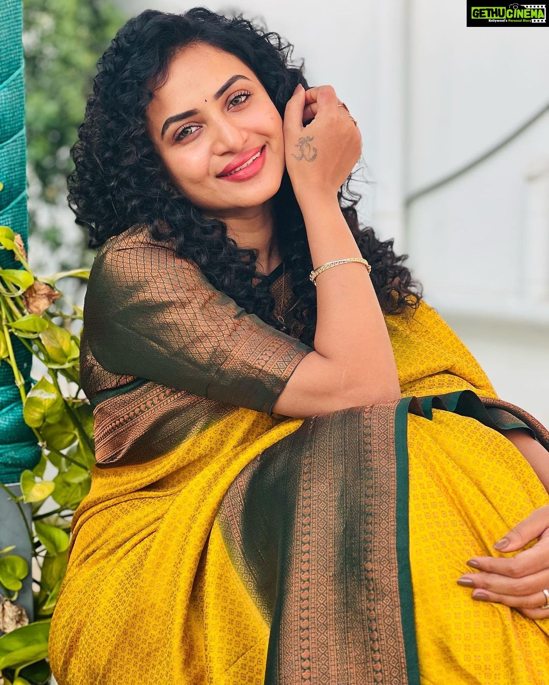 Janani Ashok Kumar Instagram - என் தீரா காதலே…! நிரந்தரம் இல்லை என்று தெரிந்தே நாம் இனைந்து ஒரு நிழற்படம் கூட எடுக்கவில்லை, ஒரு வேளை இனைந்திருந்தால் நம் இருவரையும் இனைக்கும் அந்த தருணத்தை ஓவியமாகவே வரைந்திருப்பேன், பிரிந்ததாலோ என்னவோ காவியமானோம்…! - #ஜனனி Saree: @chettinad_sarees Blouse: @alangaarambychettinad_sarees Chennai, India