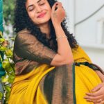 Janani Ashok Kumar Instagram - என் தீரா காதலே…! நிரந்தரம் இல்லை என்று தெரிந்தே நாம் இனைந்து ஒரு நிழற்படம் கூட எடுக்கவில்லை, ஒரு வேளை இனைந்திருந்தால் நம் இருவரையும் இனைக்கும் அந்த தருணத்தை ஓவியமாகவே வரைந்திருப்பேன், பிரிந்ததாலோ என்னவோ காவியமானோம்…! - #ஜனனி Saree: @chettinad_sarees Blouse: @alangaarambychettinad_sarees Chennai, India