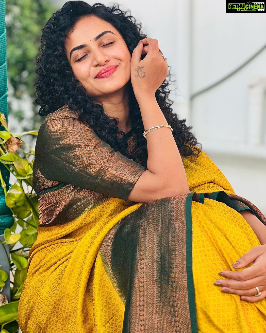 Janani Ashok Kumar Instagram - என் தீரா காதலே…! நிரந்தரம் இல்லை என்று தெரிந்தே நாம் இனைந்து ஒரு நிழற்படம் கூட எடுக்கவில்லை, ஒரு வேளை இனைந்திருந்தால் நம் இருவரையும் இனைக்கும் அந்த தருணத்தை ஓவியமாகவே வரைந்திருப்பேன், பிரிந்ததாலோ என்னவோ காவியமானோம்…! - #ஜனனி Saree: @chettinad_sarees Blouse: @alangaarambychettinad_sarees Chennai, India