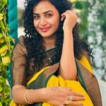 Janani Ashok Kumar Instagram - என் தீரா காதலே…! நிரந்தரம் இல்லை என்று தெரிந்தே நாம் இனைந்து ஒரு நிழற்படம் கூட எடுக்கவில்லை, ஒரு வேளை இனைந்திருந்தால் நம் இருவரையும் இனைக்கும் அந்த தருணத்தை ஓவியமாகவே வரைந்திருப்பேன், பிரிந்ததாலோ என்னவோ காவியமானோம்…! - #ஜனனி Saree: @chettinad_sarees Blouse: @alangaarambychettinad_sarees Chennai, India