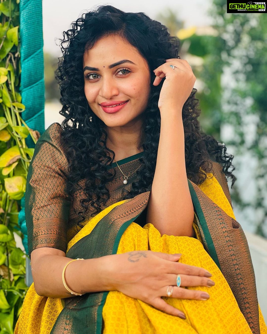 Janani Ashok Kumar Instagram - என் தீரா காதலே…! நிரந்தரம் இல்லை என்று தெரிந்தே நாம் இனைந்து ஒரு நிழற்படம் கூட எடுக்கவில்லை, ஒரு வேளை இனைந்திருந்தால் நம் இருவரையும் இனைக்கும் அந்த தருணத்தை ஓவியமாகவே வரைந்திருப்பேன், பிரிந்ததாலோ என்னவோ காவியமானோம்…! - #ஜனனி Saree: @chettinad_sarees Blouse: @alangaarambychettinad_sarees Chennai, India