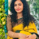 Janani Ashok Kumar Instagram - என் தீரா காதலே…! நிரந்தரம் இல்லை என்று தெரிந்தே நாம் இனைந்து ஒரு நிழற்படம் கூட எடுக்கவில்லை, ஒரு வேளை இனைந்திருந்தால் நம் இருவரையும் இனைக்கும் அந்த தருணத்தை ஓவியமாகவே வரைந்திருப்பேன், பிரிந்ததாலோ என்னவோ காவியமானோம்…! - #ஜனனி Saree: @chettinad_sarees Blouse: @alangaarambychettinad_sarees Chennai, India