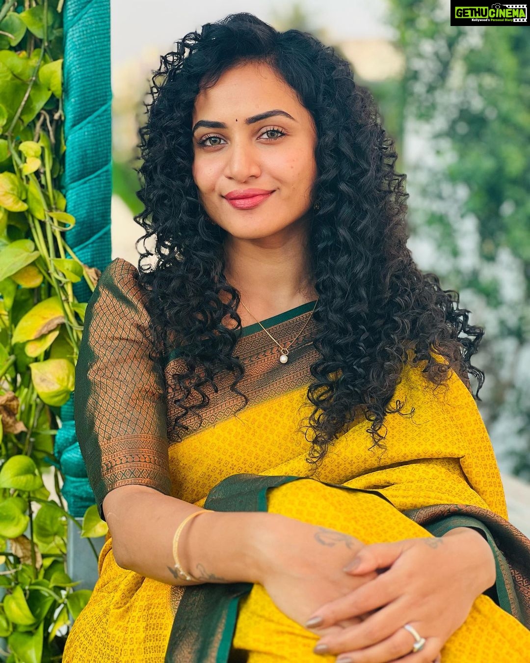 Janani Ashok Kumar Instagram - என் தீரா காதலே…! நிரந்தரம் இல்லை என்று தெரிந்தே நாம் இனைந்து ஒரு நிழற்படம் கூட எடுக்கவில்லை, ஒரு வேளை இனைந்திருந்தால் நம் இருவரையும் இனைக்கும் அந்த தருணத்தை ஓவியமாகவே வரைந்திருப்பேன், பிரிந்ததாலோ என்னவோ காவியமானோம்…! - #ஜனனி Saree: @chettinad_sarees Blouse: @alangaarambychettinad_sarees Chennai, India
