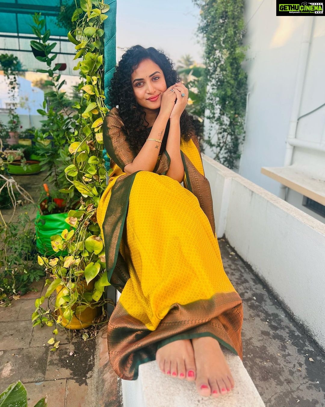 Janani Ashok Kumar Instagram - என் தீரா காதலே…! நிரந்தரம் இல்லை என்று தெரிந்தே நாம் இனைந்து ஒரு நிழற்படம் கூட எடுக்கவில்லை, ஒரு வேளை இனைந்திருந்தால் நம் இருவரையும் இனைக்கும் அந்த தருணத்தை ஓவியமாகவே வரைந்திருப்பேன், பிரிந்ததாலோ என்னவோ காவியமானோம்…! - #ஜனனி Saree: @chettinad_sarees Blouse: @alangaarambychettinad_sarees Chennai, India