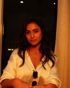Janani Ashok Kumar Instagram - Not Giving A Shit Is The Surest Way To Peace Of Mind 🙂🙃
-
📸: @raghul_raghupathy 
Location courtesy: @defleurhotel
