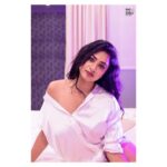 Janani Ashok Kumar Instagram – 𝐅 𝐈 𝐄 𝐑 𝐂 𝐄 𝐋 𝐘  𝐀 𝐓 𝐓 𝐑 𝐀 𝐂 𝐓 𝐈 𝐕 𝐄 ❤️‍🔥
–
📸 : @raghul_raghupathy 
Retouch: @retouch_by_gokul 
Satin shirt: @hm 
Chain: @methurna_collections
Location: @defleurhotel Pondicherry – பாண்டிச்சேரி