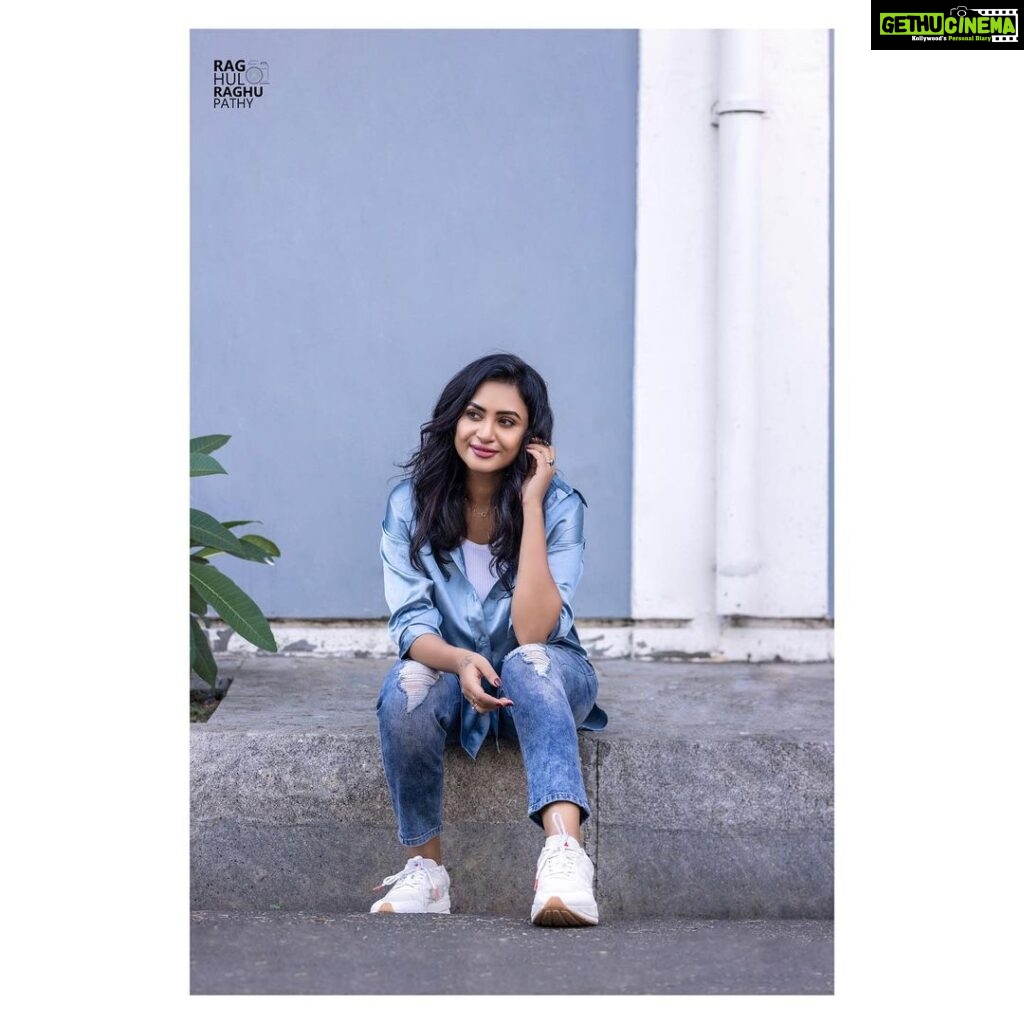 Janani Ashok Kumar Instagram - 𝐓𝐡𝐞 𝐒𝐞𝐜𝐫𝐞𝐭 𝐎𝐟 𝐂𝐡𝐚𝐧𝐠𝐞 𝐈𝐬 𝐓𝐨 𝐅𝐨𝐜𝐮𝐬 𝐀𝐥𝐥 𝐘𝐨𝐮𝐫 𝐄𝐧𝐞𝐫𝐠𝐲, 𝐍𝐨𝐭 𝐎𝐧 𝐅𝐢𝐠𝐡𝐭𝐢𝐧𝐠 𝐓𝐡𝐞 𝐎𝐥𝐝, 𝐁𝐮𝐭 𝐎𝐧 𝐁𝐮𝐢𝐥𝐝𝐢𝐧𝐠 𝐓𝐡𝐞 𝐍𝐞𝐰..! 𝐘𝐨𝐮𝐫 𝐄𝐍𝐄𝐑𝐆𝐘 𝐢𝐬 𝐒𝐚𝐜𝐫𝐞𝐝 𝐬𝐨 𝐮𝐬𝐞 𝐢𝐭 𝐰𝐢𝐬𝐞𝐥𝐲 💫✨🌙💯 - - 📸: @raghul_raghupathy Retouch: @retouch_by_gokul Wearing : @hm Denim: @onlyindia Shoes: @adidas Pondicherry - பாண்டிச்சேரி