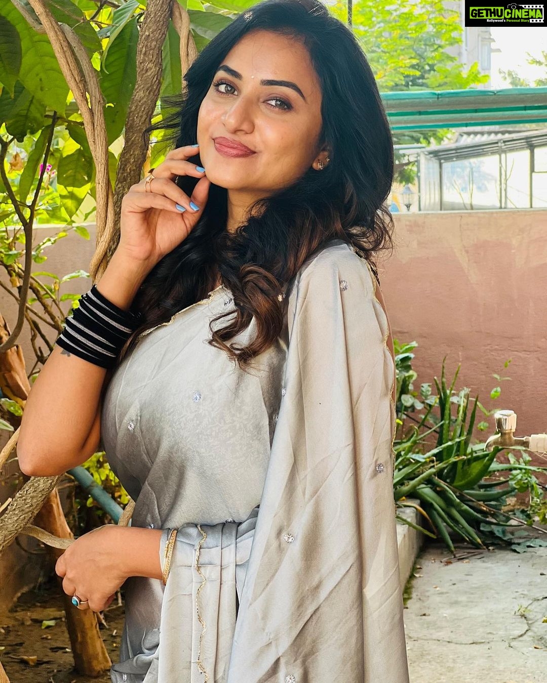 Janani Ashok Kumar Instagram - The most underrated & precious thing is time, none of us know how much we’ve left..! So live like there’s no tomorrow. Appreciate everything, don’t leave things for later. It’s always now or never 💯🌸💫✨ - Wearing: @onlinegits Bangles: @methurna_collections 📸: #mommydearest @santhanalakshmiashok Chennai, India