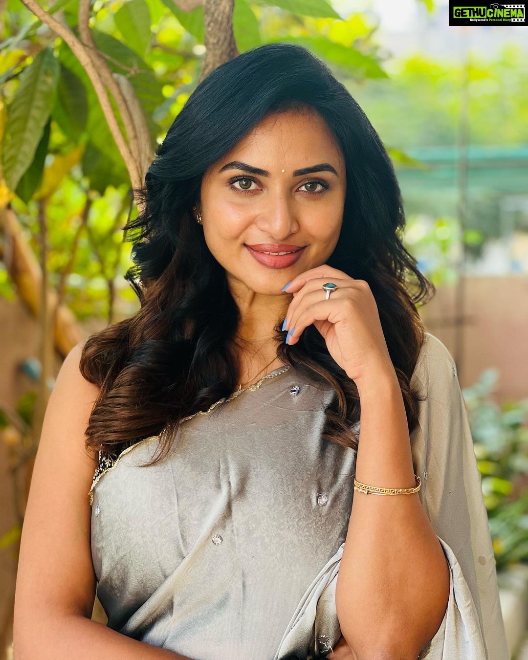 Janani Ashok Kumar Instagram - The most underrated & precious thing is time, none of us know how much we’ve left..! So live like there’s no tomorrow. Appreciate everything, don’t leave things for later. It’s always now or never 💯🌸💫✨ - Wearing: @onlinegits Bangles: @methurna_collections 📸: #mommydearest @santhanalakshmiashok Chennai, India