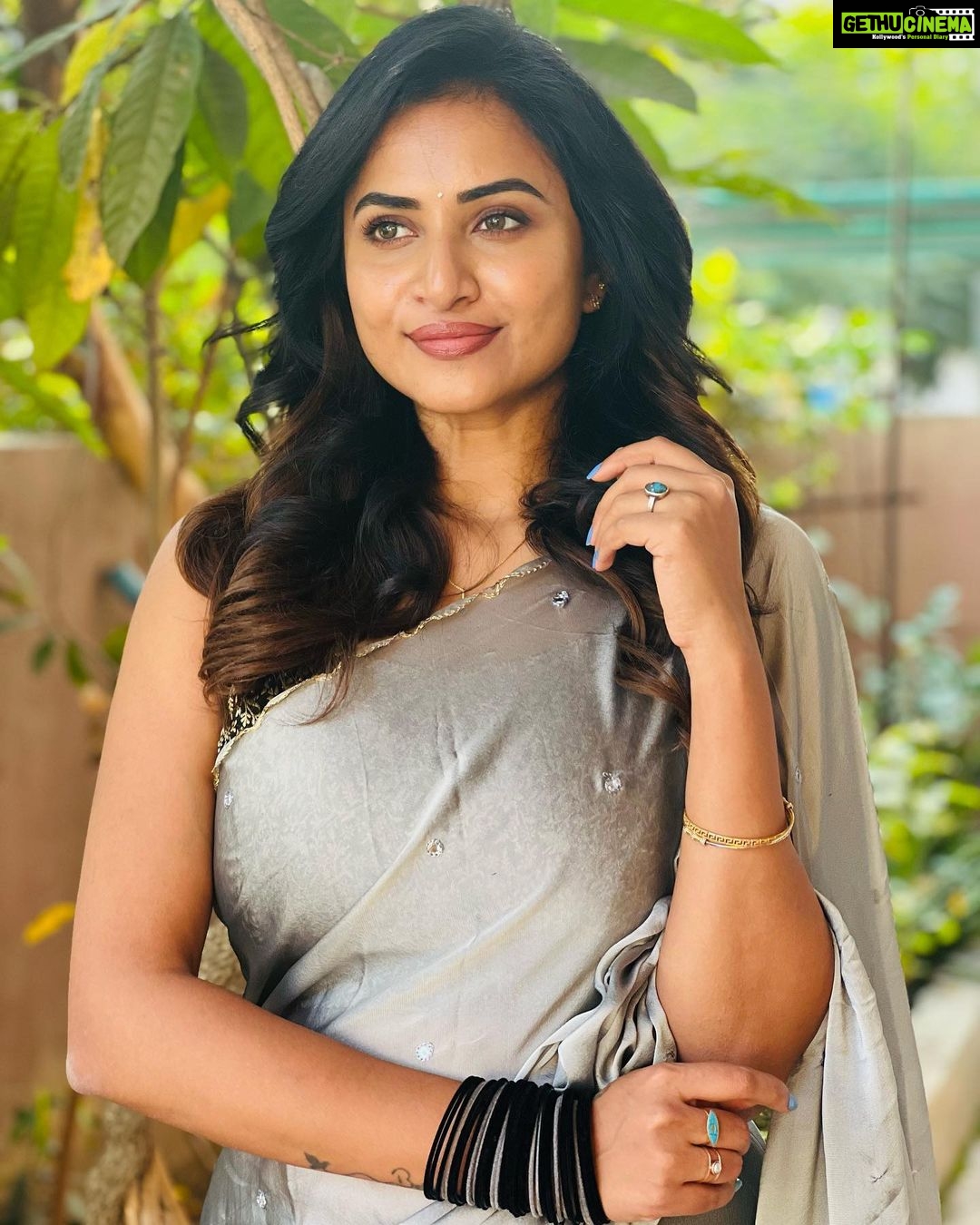 Janani Ashok Kumar Instagram - The most underrated & precious thing is time, none of us know how much we’ve left..! So live like there’s no tomorrow. Appreciate everything, don’t leave things for later. It’s always now or never 💯🌸💫✨ - Wearing: @onlinegits Bangles: @methurna_collections 📸: #mommydearest @santhanalakshmiashok Chennai, India