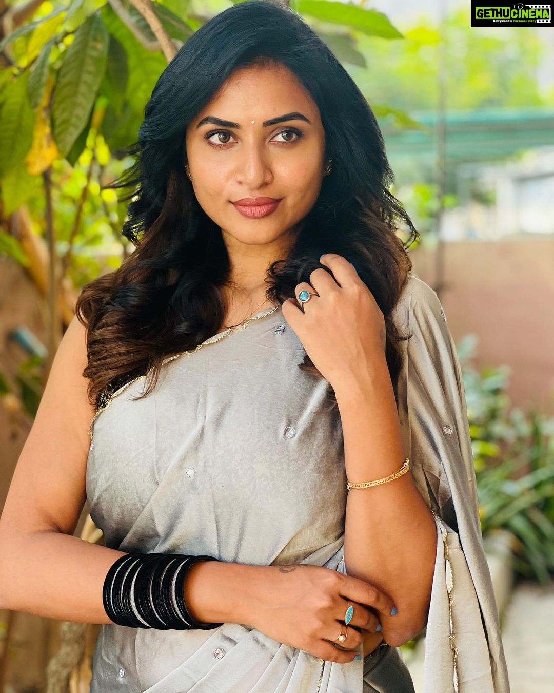 Janani Ashok Kumar Instagram - The most underrated & precious thing is time, none of us know how much we’ve left..! So live like there’s no tomorrow. Appreciate everything, don’t leave things for later. It’s always now or never 💯🌸💫✨ - Wearing: @onlinegits Bangles: @methurna_collections 📸: #mommydearest @santhanalakshmiashok Chennai, India