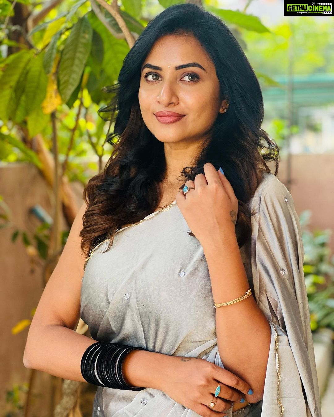Janani Ashok Kumar Instagram - The most underrated & precious thing is time, none of us know how much we’ve left..! So live like there’s no tomorrow. Appreciate everything, don’t leave things for later. It’s always now or never 💯🌸💫✨ - Wearing: @onlinegits Bangles: @methurna_collections 📸: #mommydearest @santhanalakshmiashok Chennai, India