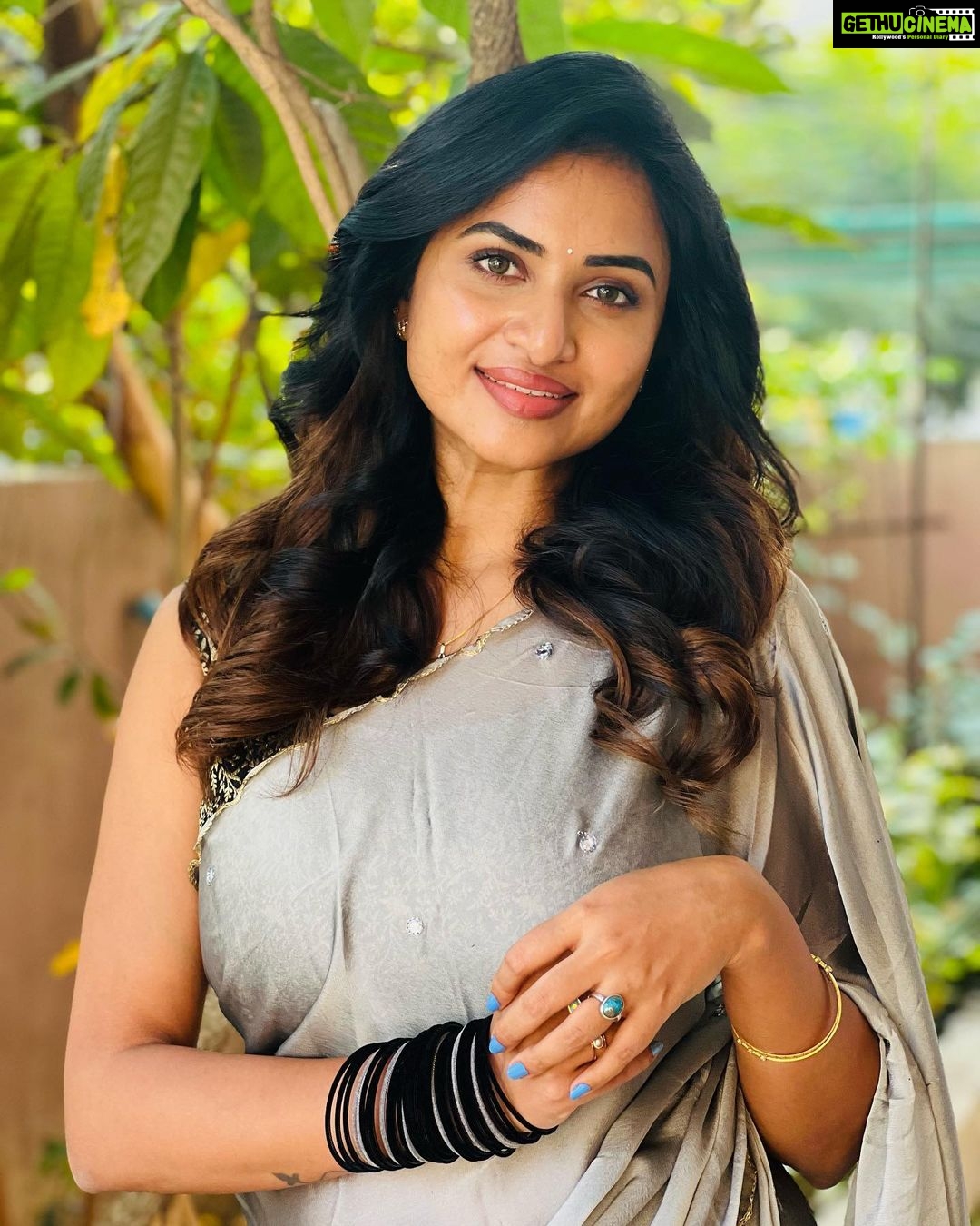 Janani Ashok Kumar Instagram - The most underrated & precious thing is time, none of us know how much we’ve left..! So live like there’s no tomorrow. Appreciate everything, don’t leave things for later. It’s always now or never 💯🌸💫✨ - Wearing: @onlinegits Bangles: @methurna_collections 📸: #mommydearest @santhanalakshmiashok Chennai, India