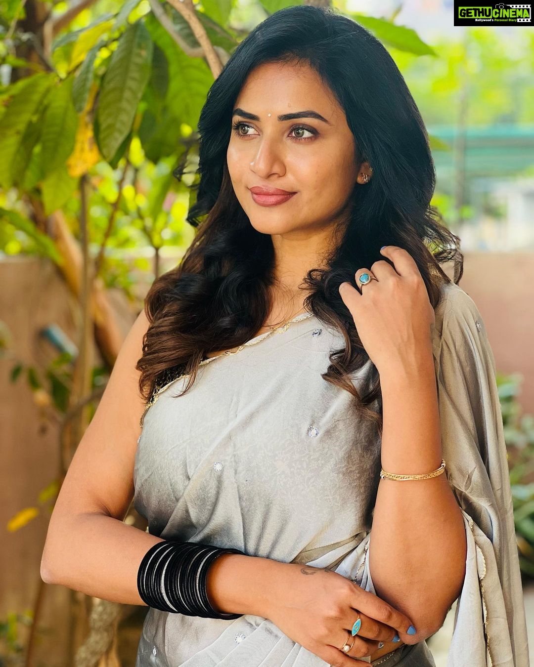 Janani Ashok Kumar Instagram - The most underrated & precious thing is time, none of us know how much we’ve left..! So live like there’s no tomorrow. Appreciate everything, don’t leave things for later. It’s always now or never 💯🌸💫✨ - Wearing: @onlinegits Bangles: @methurna_collections 📸: #mommydearest @santhanalakshmiashok Chennai, India