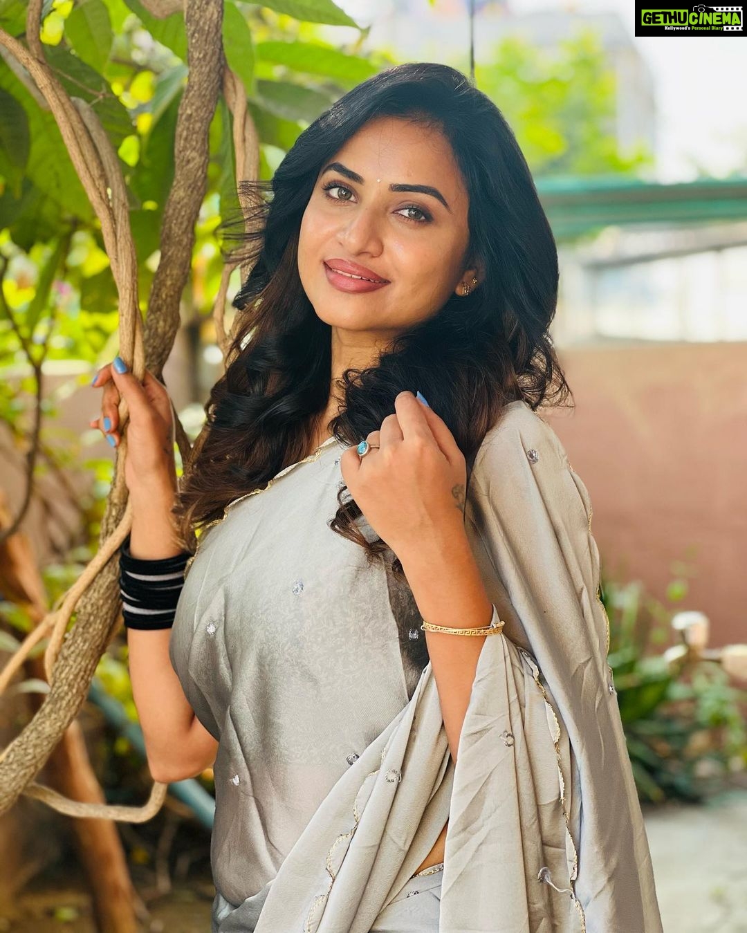 Janani Ashok Kumar Instagram - The most underrated & precious thing is time, none of us know how much we’ve left..! So live like there’s no tomorrow. Appreciate everything, don’t leave things for later. It’s always now or never 💯🌸💫✨ - Wearing: @onlinegits Bangles: @methurna_collections 📸: #mommydearest @santhanalakshmiashok Chennai, India