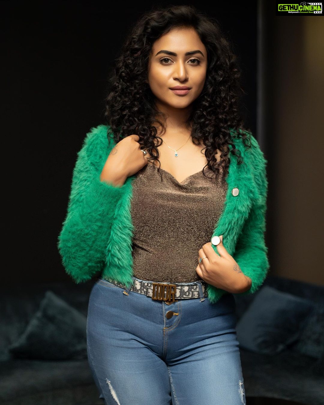 Janani Ashok Kumar Instagram - Inhale Fashion Exhale Style Make ‘em Stop & Stare 🙃😉 📸: @nvn_photography446 V7 Hotel