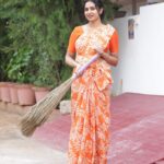 Janani Ashok Kumar Instagram - Doing mom duties just bcoz I’m wearing mom’s saree 😝🙌🏼 - 📸: @gk_.photography._