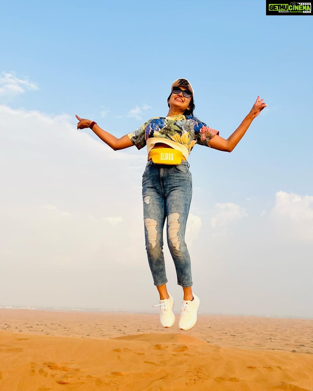 Janani Ashok Kumar Instagram - One fine moment down the memory lane #jananiashokkumar #desertsafari #dubai🇦🇪 Desert Safari Dubai