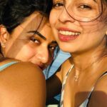 Janani Ashok Kumar Instagram – All we needed is the beach & the sun to make such beautiful  memories 🫠 
Of course the right people to be with @bavithraofficial 🤗🙌🏼💯
#beachgirls #sunkissed #messyhair #dontcare #yatch #highonmusic #naturelovers #bioluminescence #coralreef #memoriesforlife #maldives #island #milaidhoo Milaidhoo Island, Maldives