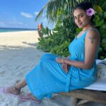 Janani Ashok Kumar Instagram – ஒரு வானம் வரைய நீல வண்ணம் நம் காதல் வரைய என்ன வண்ணம் ?
💙🤍💫✨
📸: @bavithraofficial Milaidhoo Island, Maldives