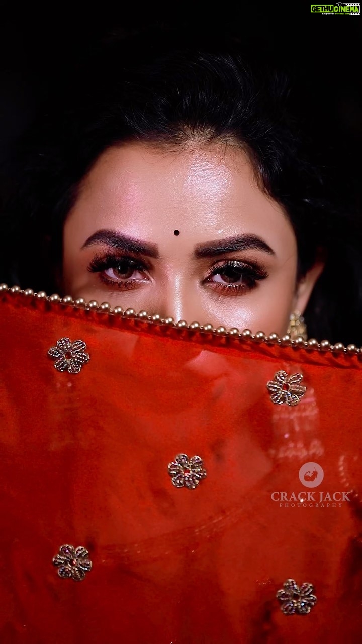Janani Ashok Kumar Instagram - Team: @vijiknr @poovai_bridal_flowers @nirali_design_house @crackjackphotography