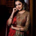 Janani Ashok Kumar Instagram - Don’t search for happiness in others, It’s in you 🤗💯❤️ Team: @vijiknr @poovai_bridal_flowers @nirali_design_house @crackjackphotography Chennai, India