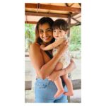 Janani Ashok Kumar Instagram - A random baby girl started making eye contact with me I smiled at her and she couldn’t stop smiling ☺️ she is so cute, I couldn’t resist myself from grabbing her this close & I asked her mom to click a few pics she absolutely made my day 💯❤️ Swipe next to see the way she looks at me ohhh myyyy goddd 🫠🫠🫠 - . . . #photodump #bangkokdiaries #memories #memoriesforlife ซาฟารีเวิลด์ Safari World and Marine Park