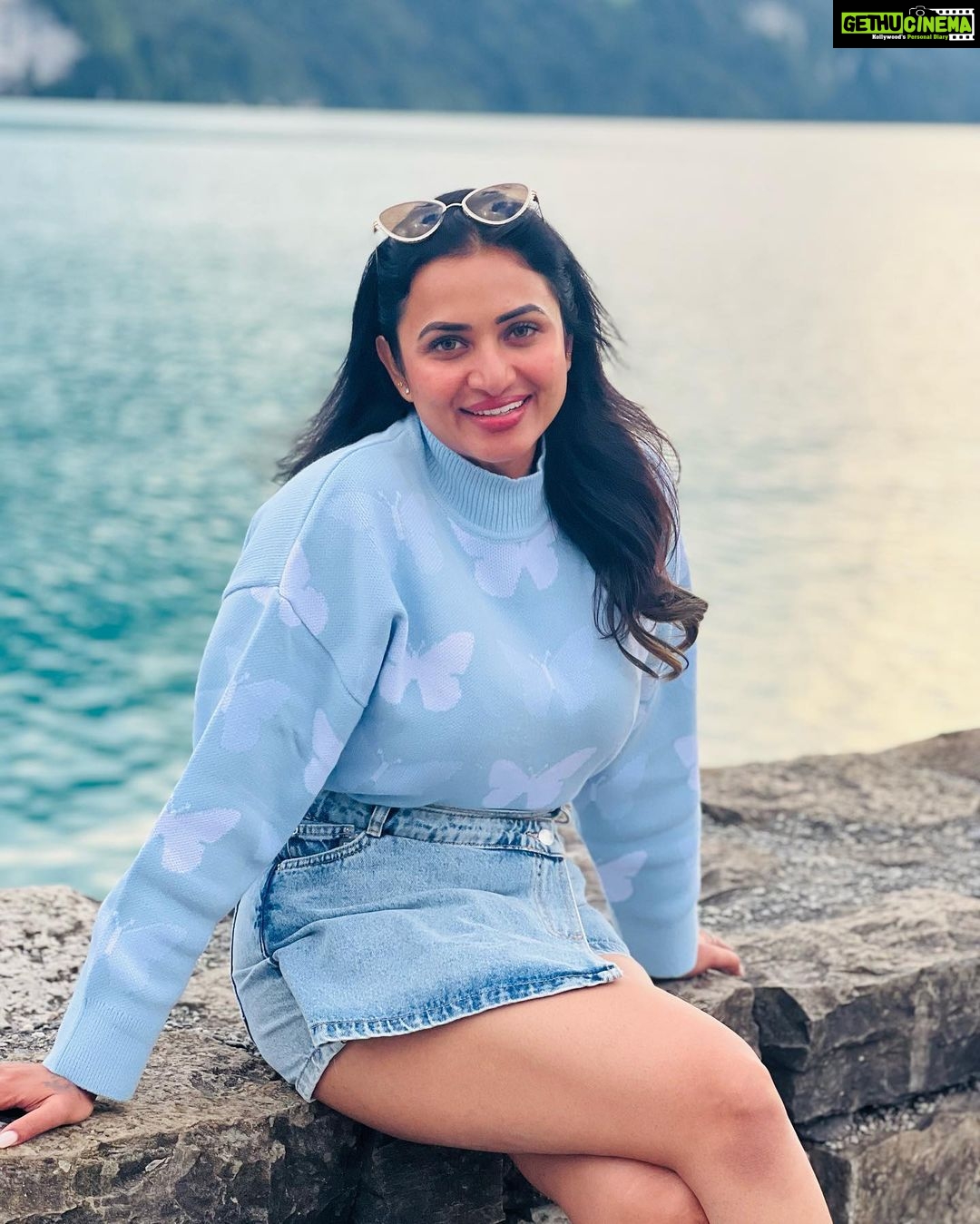 Janani Ashok Kumar Instagram - Life is a series of thousand little miracles, just notice them & feel them while it lasts…! ✨💫💯☃️ 🦋 - 📸: @madhumitha_sivasankar Denim skirt : @zara Sweater: @hm Sunglass: @moschino 👟: @puma #livinginthemoment Lake Brienz, Switzerland