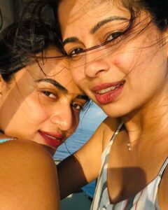 Janani Ashok Kumar Instagram - All we needed is the beach & the sun to make such beautiful  memories 🫠 
Of course the right people to be with @bavithraofficial 🤗🙌🏼💯
#beachgirls #sunkissed #messyhair #dontcare #yatch #highonmusic #naturelovers #bioluminescence #coralreef #memoriesforlife #maldives #island #milaidhoo