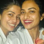 Janani Ashok Kumar Instagram – All we needed is the beach & the sun to make such beautiful  memories 🫠 
Of course the right people to be with @bavithraofficial 🤗🙌🏼💯
#beachgirls #sunkissed #messyhair #dontcare #yatch #highonmusic #naturelovers #bioluminescence #coralreef #memoriesforlife #maldives #island #milaidhoo Milaidhoo Island, Maldives