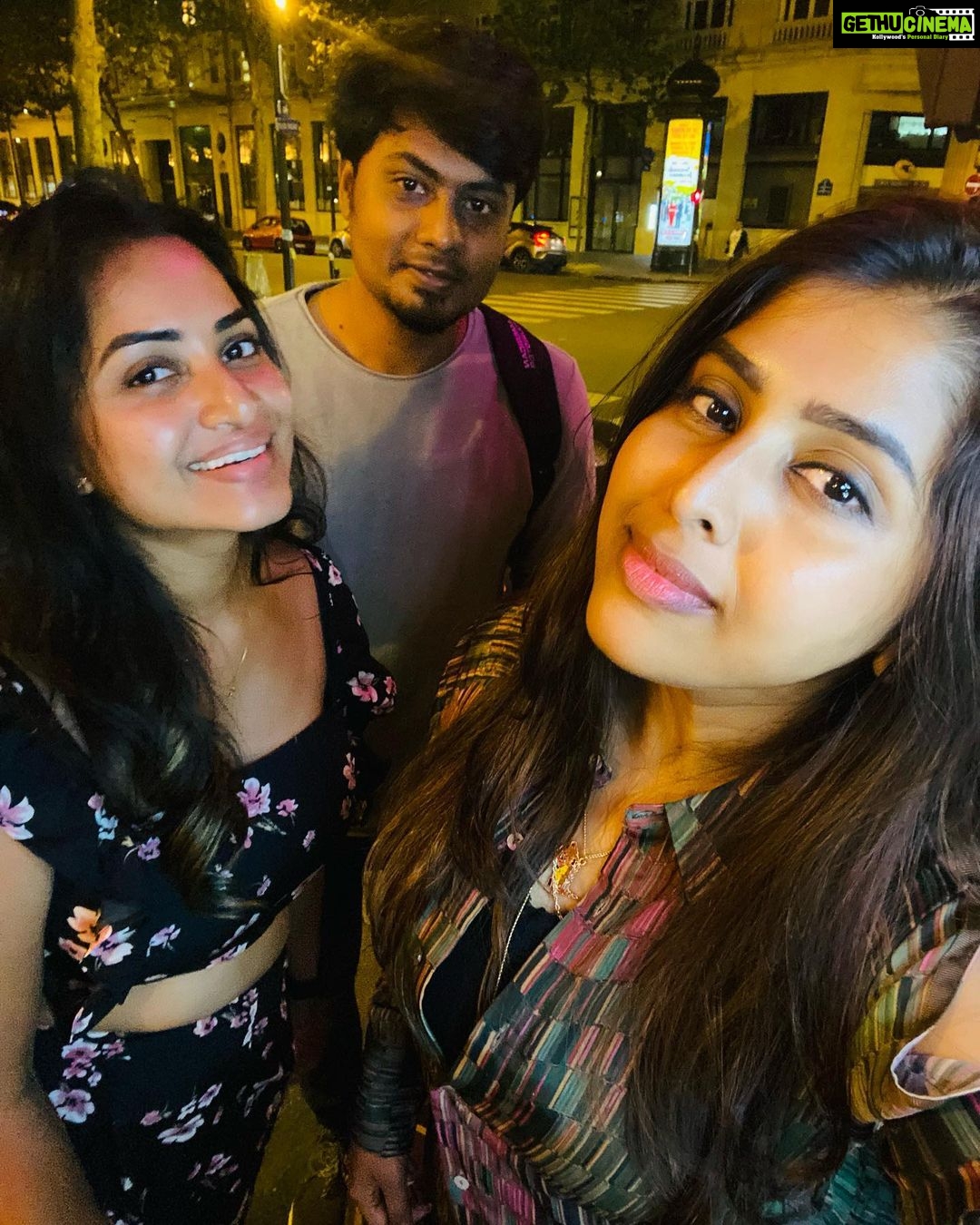 Janani Ashok Kumar Instagram - This is me trying 🤍✨💫 - 📸: @madhumitha_sivasankar Hard Rock Cafe Paris
