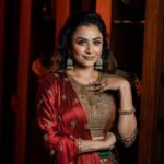 Janani Ashok Kumar Instagram – Team:
@vijiknr
@poovai_bridal_flowers
@nirali_design_house
@crackjackphotography Chennai, India