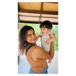 Janani Ashok Kumar Instagram - A random baby girl started making eye contact with me I smiled at her and she couldn’t stop smiling ☺️ she is so cute, I couldn’t resist myself from grabbing her this close & I asked her mom to click a few pics she absolutely made my day 💯❤️ Swipe next to see the way she looks at me ohhh myyyy goddd 🫠🫠🫠 - . . . #photodump #bangkokdiaries #memories #memoriesforlife ซาฟารีเวิลด์ Safari World and Marine Park