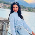 Janani Ashok Kumar Instagram - Mentally I’m still here 🫠😇☃️ - 📸: @madhumitha_sivasankar Lake Brienz, Switzerland