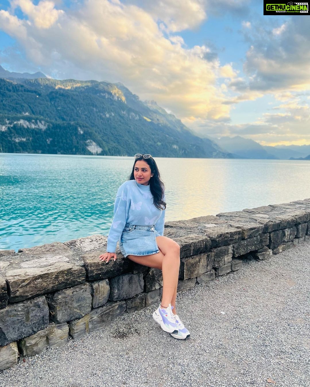 Janani Ashok Kumar Instagram - Life is a series of thousand little miracles, just notice them & feel them while it lasts…! ✨💫💯☃️ 🦋 - 📸: @madhumitha_sivasankar Denim skirt : @zara Sweater: @hm Sunglass: @moschino 👟: @puma #livinginthemoment Lake Brienz, Switzerland