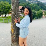 Janani Ashok Kumar Instagram - Life is a series of thousand little miracles, just notice them & feel them while it lasts…! ✨💫💯☃️ 🦋 - 📸: @madhumitha_sivasankar Denim skirt : @zara Sweater: @hm Sunglass: @moschino 👟: @puma #livinginthemoment Lake Brienz, Switzerland