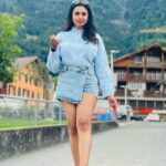 Janani Ashok Kumar Instagram - Life is a series of thousand little miracles, just notice them & feel them while it lasts…! ✨💫💯☃️ 🦋 - 📸: @madhumitha_sivasankar Denim skirt : @zara Sweater: @hm Sunglass: @moschino 👟: @puma #livinginthemoment Lake Brienz, Switzerland