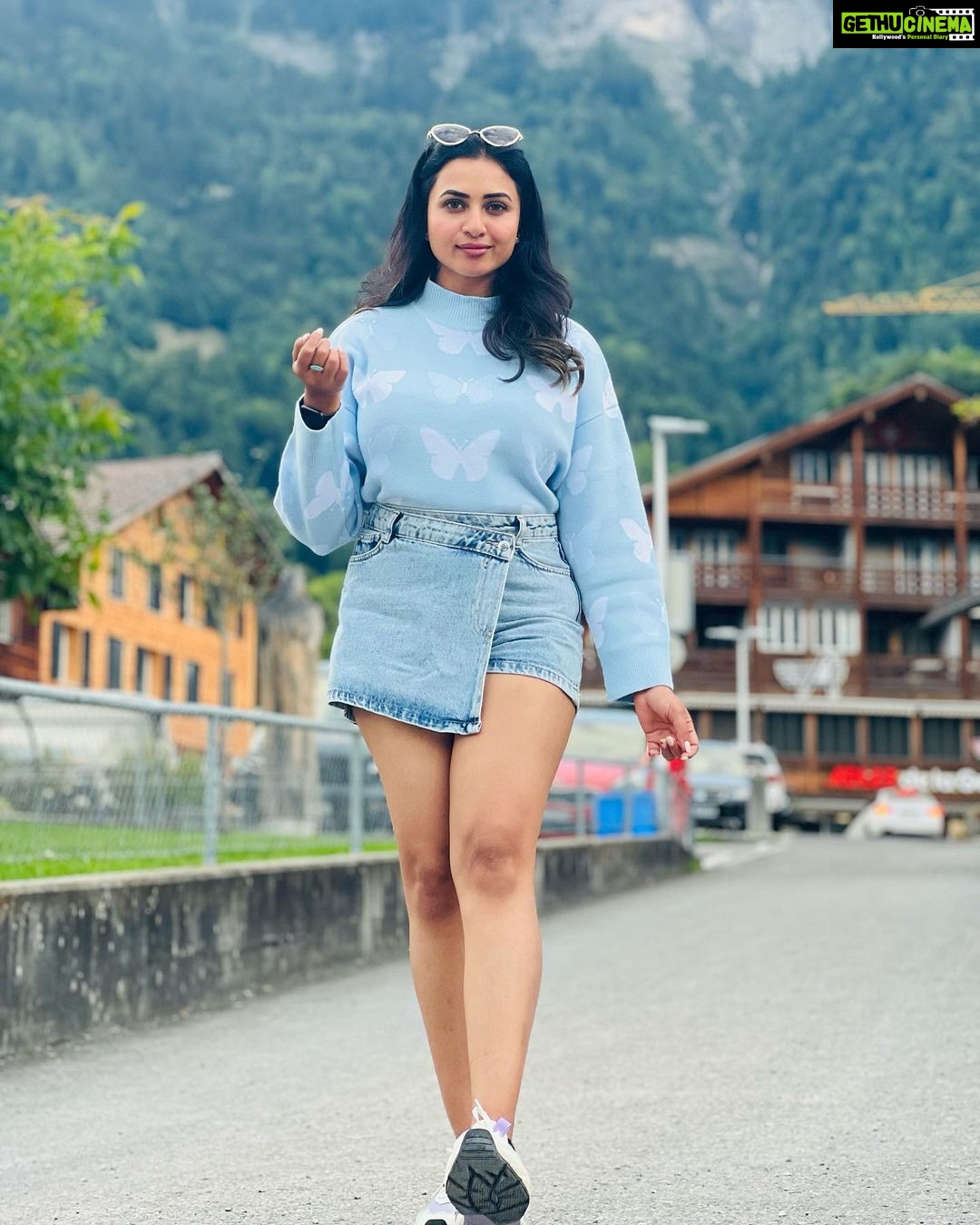 Janani Ashok Kumar Instagram - Life is a series of thousand little miracles, just notice them & feel them while it lasts…! ✨💫💯☃️ 🦋 - 📸: @madhumitha_sivasankar Denim skirt : @zara Sweater: @hm Sunglass: @moschino 👟: @puma #livinginthemoment Lake Brienz, Switzerland