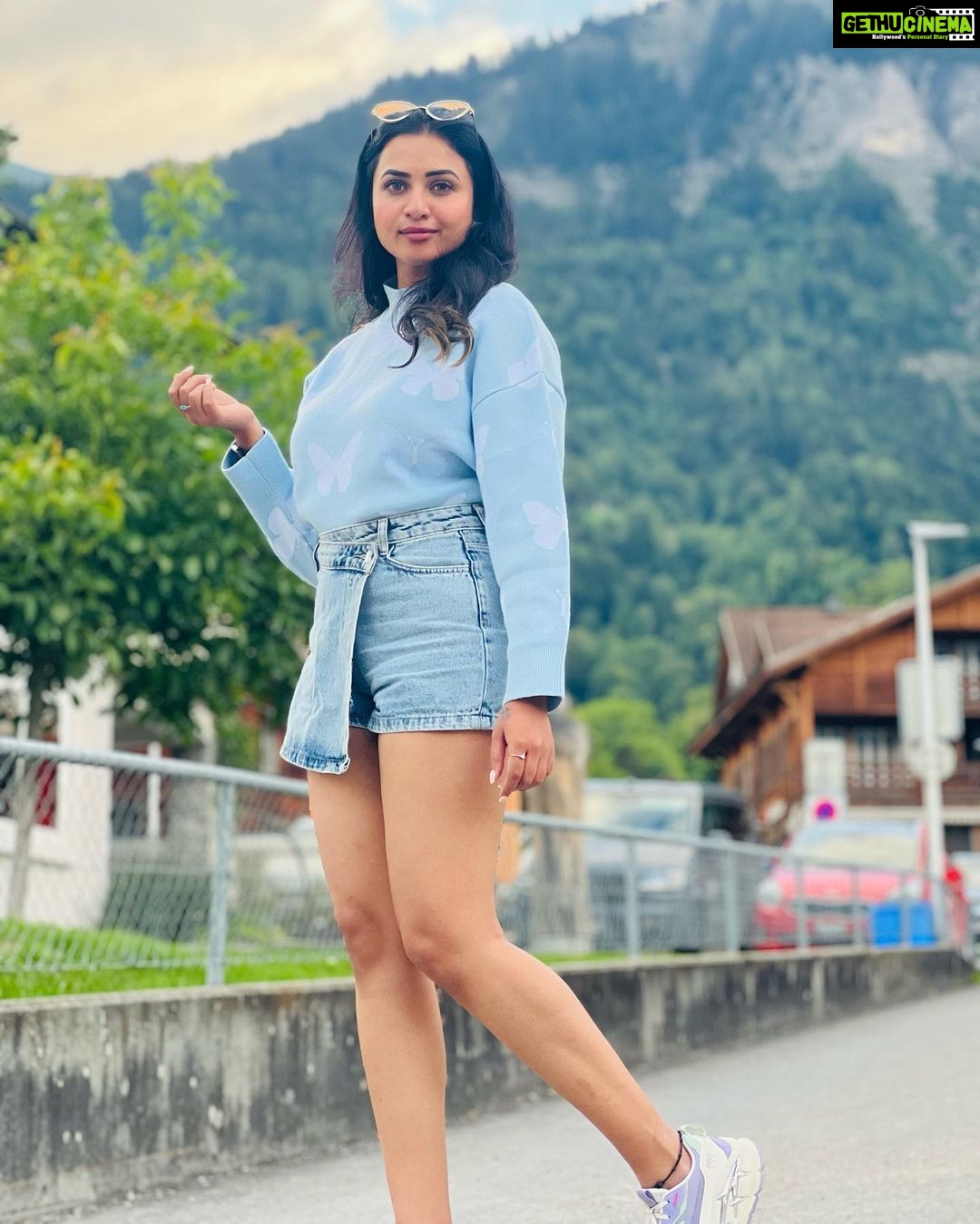 Janani Ashok Kumar Instagram - Life is a series of thousand little miracles, just notice them & feel them while it lasts…! ✨💫💯☃️ 🦋 - 📸: @madhumitha_sivasankar Denim skirt : @zara Sweater: @hm Sunglass: @moschino 👟: @puma #livinginthemoment Lake Brienz, Switzerland